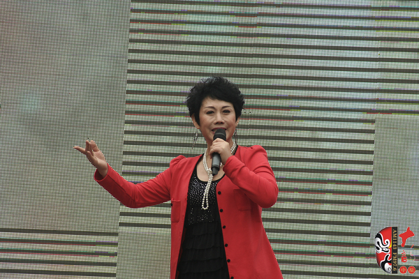 著名豫劇表演藝術(shù)家魏俊英現(xiàn)場(chǎng)演唱豫劇《紅菊》選段“十祝福”、《五世請(qǐng)纓》選段“先王爺封我是個(gè)長(zhǎng)壽星”