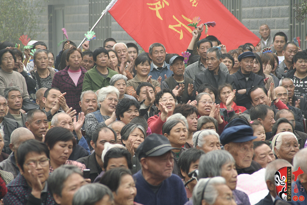 現(xiàn)場(chǎng)不但有敬老院的老人們，還擠滿了鄭州市的很多戲迷朋友