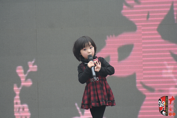 河南電視臺(tái)《梨園春》明星小擂主、河南軒逸少兒藝術(shù)培訓(xùn)中心張楚怡演唱豫劇《抬花轎》選段“從今后不當(dāng)那老