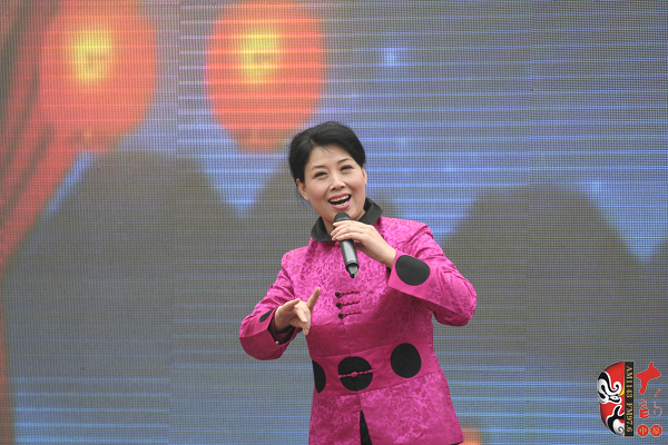 著名曲劇表演藝術(shù)家、中國(guó)戲劇梅花獎(jiǎng)獲得者方素珍演唱曲劇《風(fēng)雪配》選段“今日是我出閨的前一天晚上”