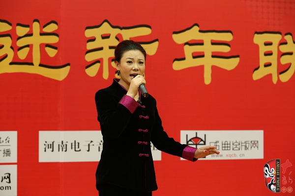 戲曲廣播主持人王唯、曉琴、丁蘭、李鋮及鄭州市曲劇團(tuán)優(yōu)秀演員張娜共同表演的小品《賣鞋》