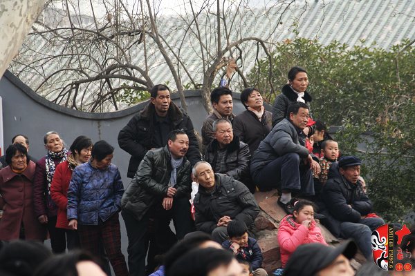 人民公園演出現(xiàn)場(chǎng)擠滿了觀眾，圖為觀眾爬上假山山頭