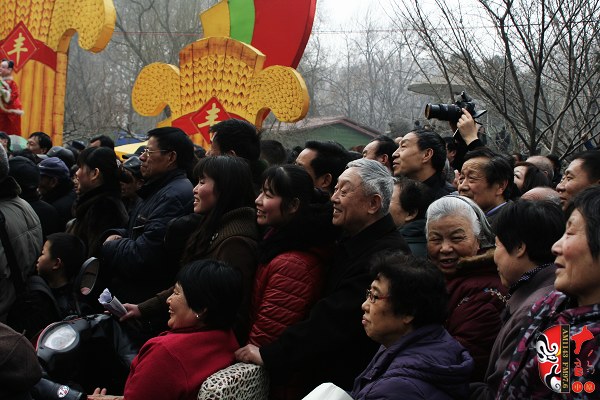 人民公園現(xiàn)場(chǎng)人頭攢動(dòng)，其他媒體記者不得不舉起相機(jī)拍照