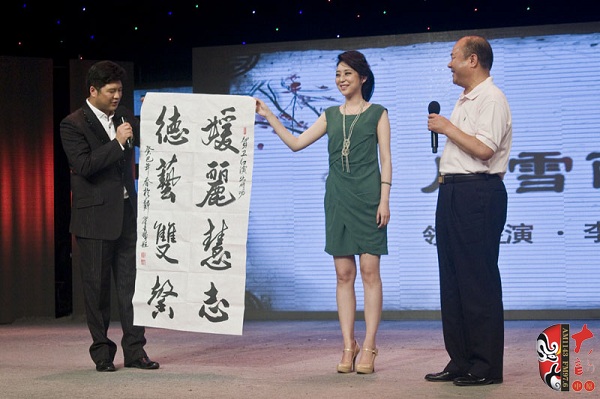 美國商會(huì)河南分會(huì)會(huì)長(zhǎng)、豫劇名票翟金城先生親自揮毫增字祝賀并當(dāng)場(chǎng)即興演出 美國商會(huì)河南分會(huì)會(huì)長(zhǎng)、豫劇名票翟金城先生親自揮毫增字祝賀并當(dāng)場(chǎng)即興演出