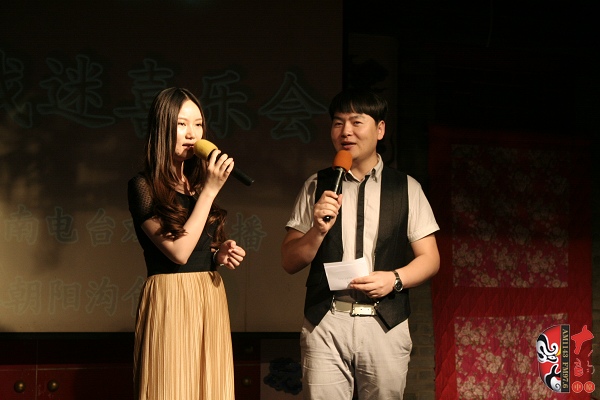 主持人：河南電臺(tái)戲曲廣播《越學(xué)越開(kāi)心》主持人張琳，著名戲曲節(jié)目主持人、戲曲廣播當(dāng)家小生月陽(yáng)