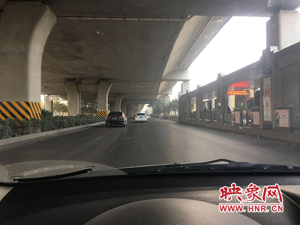 限行首日，三環(huán)橋上橋下，車輛不多，交通狀況良好。