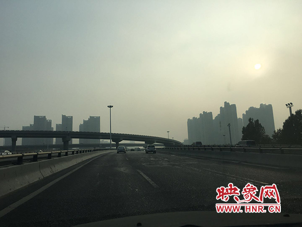 限行首日，三環(huán)橋上橋下，車輛不多，交通狀況良好。