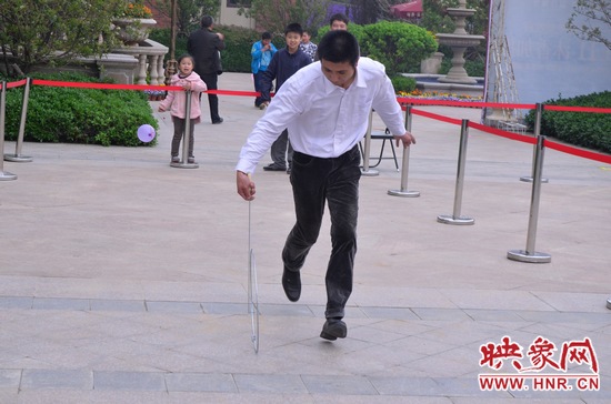 說是比賽，其實(shí)就是活力的釋放，就是開心的海洋，丟沙包、踢毽子、三人四足、滾鐵環(huán)等項(xiàng)目