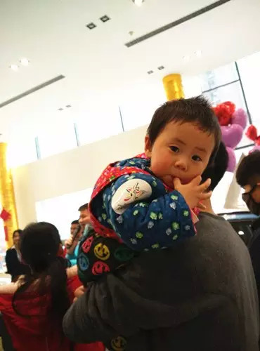 小朋友雖然你骨骼清奇，但是米、油你照樣拎不動啊，還是乖乖的油卡拿好吧。