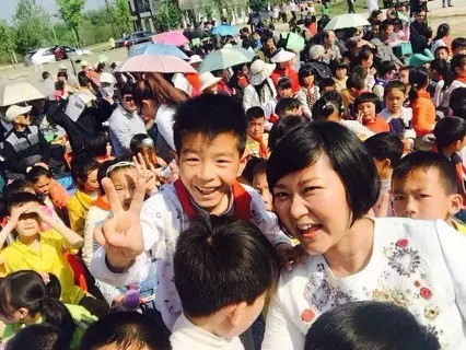 現(xiàn)場(chǎng)看來(lái)，陶真姐姐更是倍受孩子們的歡迎！