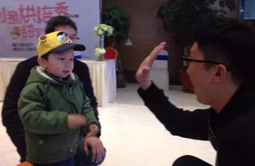 老楊你真心的是童心未泯啊，來，跟叔叔Give Me Five！