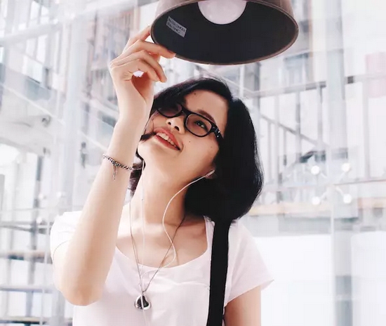 當(dāng)然，怎么能少的了美女出鏡？