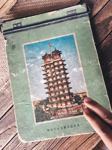 我們撫摸著鄭州的歷史，從中了解它的厚度。