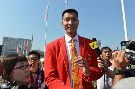 易建聯(lián)參加奧運(yùn)村升旗儀式 易建聯(lián)參加奧運(yùn)村升旗儀式