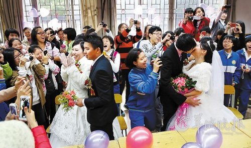 10對(duì)老師新人在校園里舉行集體婚禮，在教室里接新娘、拜堂