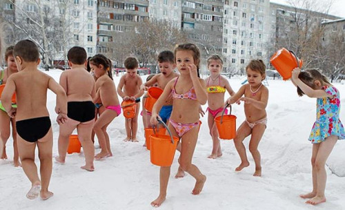 幼兒園的兒童身穿泳裝，在零下25度的雪地里沖涼水澡。