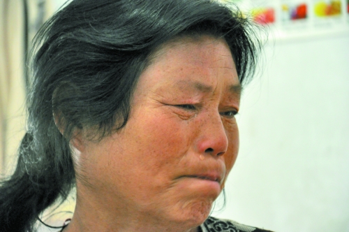 談及女兒的病情，王學(xué)鳳不禁哭了出來