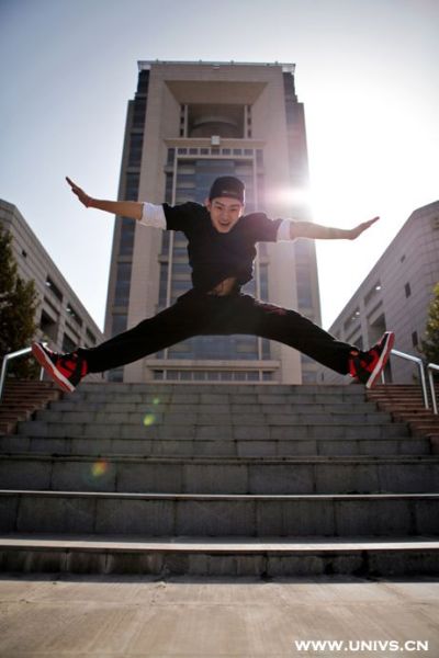 西安交大學(xué)生在學(xué)校各個角落做出舞蹈動作 西安交大學(xué)生在學(xué)校各個角落做出舞蹈動作