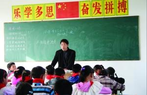 張從友先把妻子帶到學(xué)校，然后會準(zhǔn)時為學(xué)生們上課