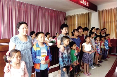 身后的“代理媽媽”，使留守兒童的身心有了依靠