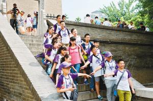 西安小雁塔景區(qū)內(nèi)，學(xué)生們正在古跡前合影留念