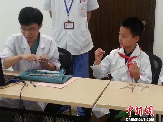 兒童暑期“職業(yè)體驗” 醫(yī)生、警察職業(yè)受熱捧