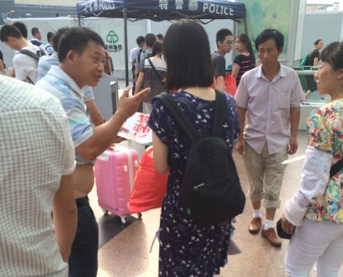 女大學(xué)生一出站，黑車的拉客仔就圍上招攬