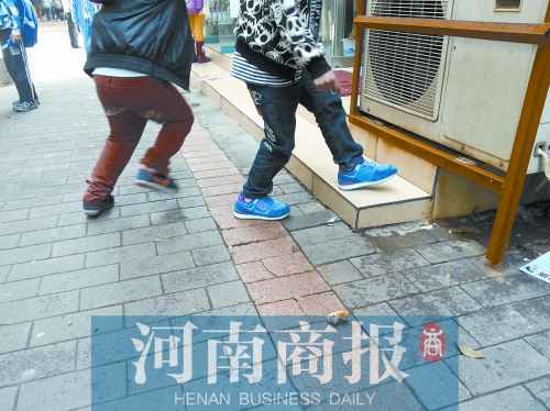 路邊，兩個(gè)小學(xué)生正在扔“臭屁炸彈