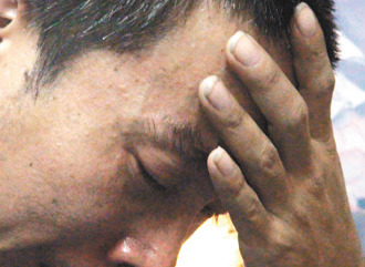 10歲方姓男童遭割喉殺害，父親淚流不止說，小兒子走了，他不知道該如何活下去。 臺灣《聯(lián)合報》