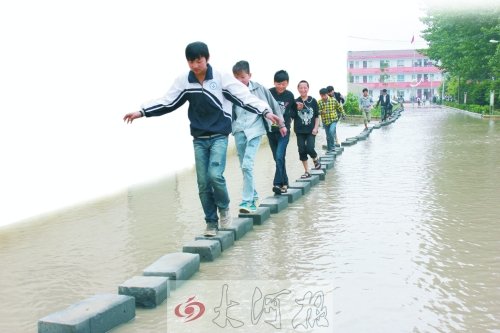 因“挪”修下水道錢學(xué)校被淹 學(xué)生渡“?！鄙蠈W(xué)