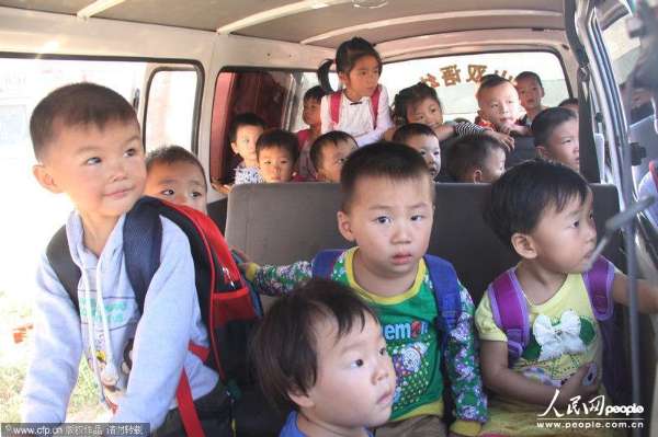  2013年9月3日，河南信陽，6座的面包車?yán)锩婢尤粷M滿當(dāng)當(dāng)擠滿了28個3、4歲的孩子