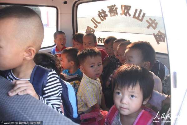 2013年9月3日，河南信陽，6座的面包車?yán)锩婢尤粷M滿當(dāng)當(dāng)擠滿了28個3、4歲的孩子