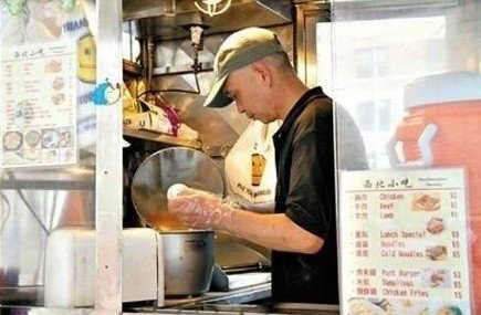 紐約哥大門(mén)口，顧客排長(zhǎng)隊(duì)買(mǎi)他的肉夾饃