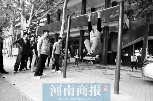 引體向上，難住不少同學(xué)