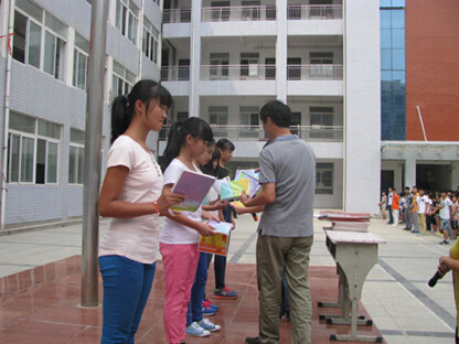 毛天福校長為獲獎(jiǎng)學(xué)生頒獎(jiǎng) 毛天福校長為獲獎(jiǎng)學(xué)生頒獎(jiǎng)