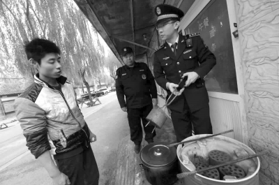 一餐館違規(guī)使用煤爐，被麥子店城管隊(duì)責(zé)令停止，并限期清除所屯的蜂窩煤