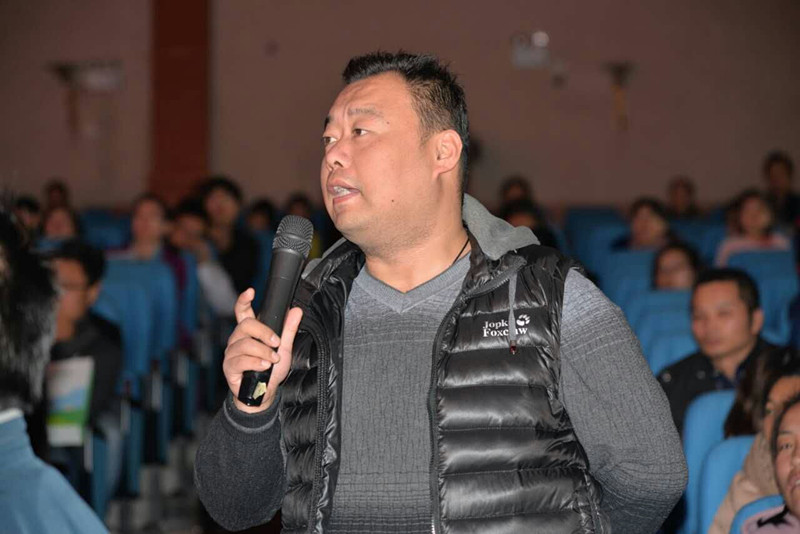 講座結(jié)束家長(zhǎng)朋友踴躍提問，請(qǐng)專家答疑解惑