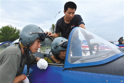 8月26日，來自吉林、湖北、山東的青少年航空學(xué)校的高中學(xué)生，進(jìn)行了首次飛行體驗(yàn)活動(dòng)
