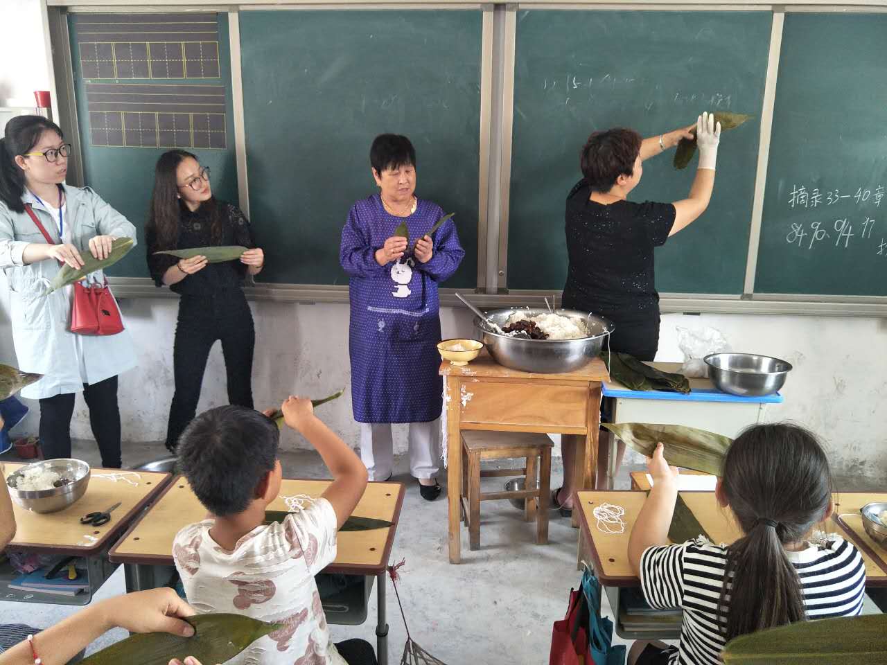 學(xué)生家長手把手教包粽子