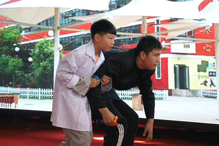 94中話劇團帶來精彩演出 94中話劇團帶來精彩演出