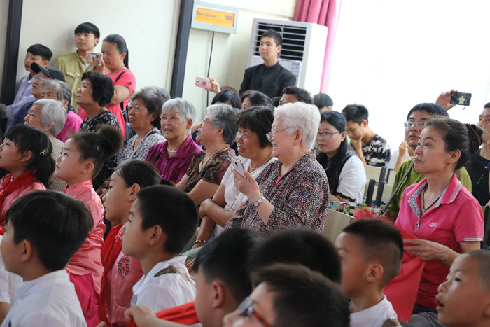 伏牛路小學工會邀請退休的爺爺奶奶和孩子們一起過“六一” 伏牛路小學工會邀請退休的爺爺奶奶和孩子們一起過“六一”