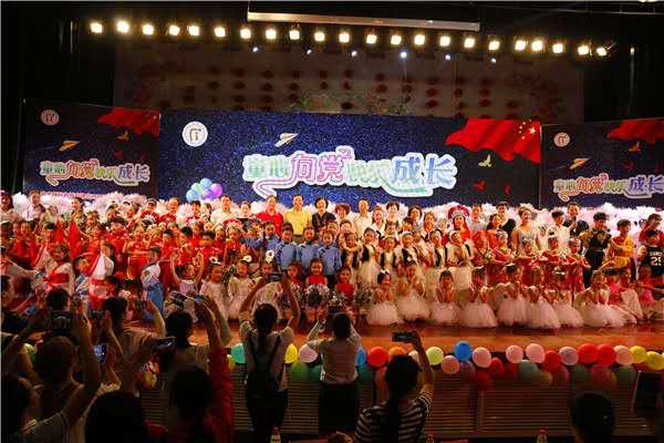 金水區(qū)民辦協(xié)會晚會合影 金水區(qū)民辦協(xié)會晚會合影