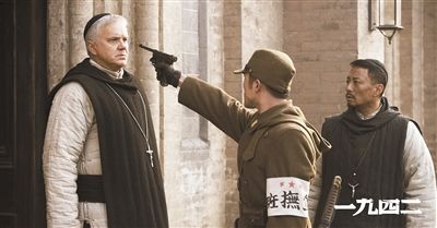 梅甘（左）、安西滿（右）與日本兵對峙的一幕。