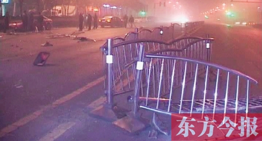 車禍現(xiàn)場一片狼藉 車禍現(xiàn)場一片狼藉