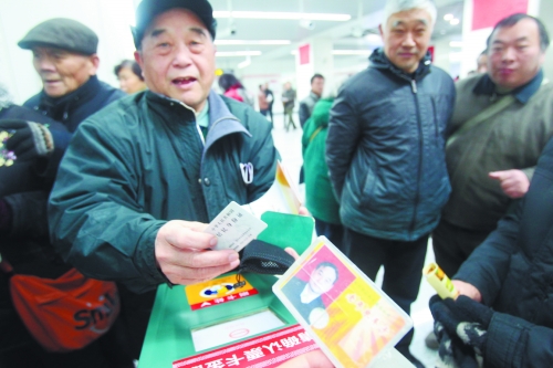 老人帶著多種證件想免費乘車，工作人員稱沒接到通知拒絕。