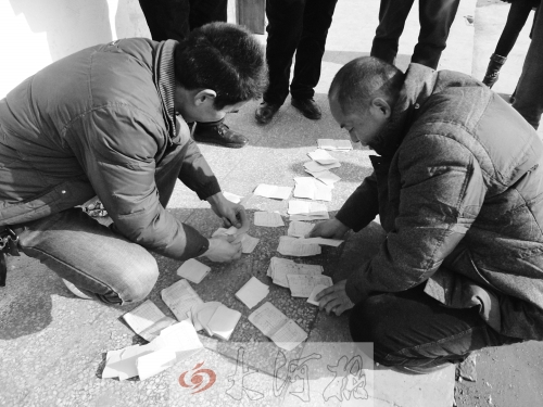 欠款單擺了一地 欠款單擺了一地