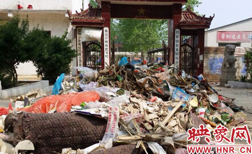 杜集鎮(zhèn)育龍初級(jí)中學(xué)門口突然多了一堆生活垃圾 杜集鎮(zhèn)育龍初級(jí)中學(xué)門口突然多了一堆生活垃圾