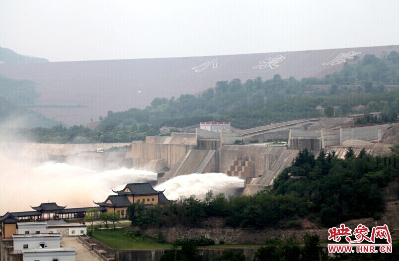 小浪底大壩開(kāi)閘泄洪場(chǎng)景 小浪底大壩開(kāi)閘泄洪場(chǎng)景