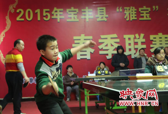 2月22日，乒乓球參賽選手在河南省寶豐陽光青少年俱樂部迎新春乒乓球春季聯(lián)賽，選手在比賽中激烈角逐。
