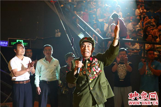 胡國(guó)全高唱《志愿軍戰(zhàn)歌》，朝鮮國(guó)立雜技團(tuán)團(tuán)長(zhǎng)拍手致敬
